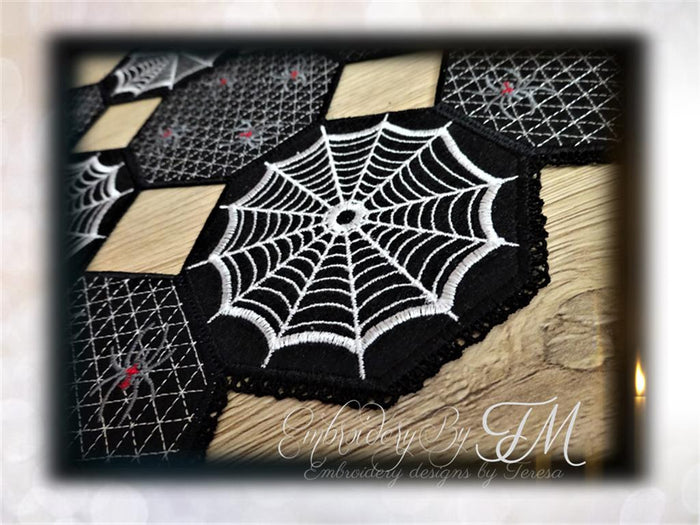 Table runner with spider web / 4x4 hoop / two variations