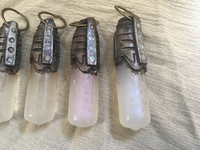 WASTELAND GLOW FOB PENDANT