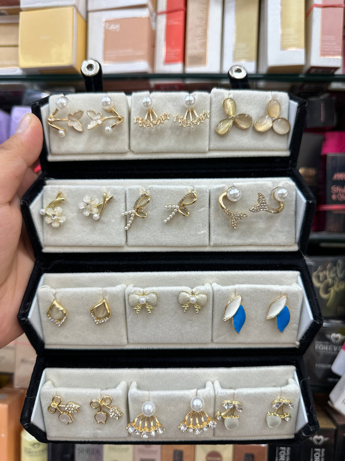 12 Piar Designer Earring Set And Stud With Foldable Storage Box