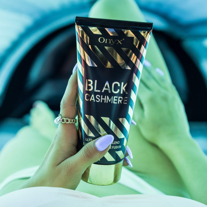 Onyx Black Cashmere używany przed opalaniem w solarium. Formuła z kompleksem brązującym nadaje skórze głęboki, naturalny odcień.