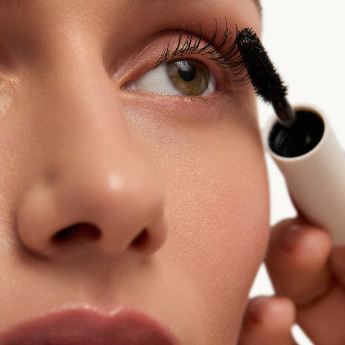 Goop-Featherlash Lifting Serum Mascara-Makeup-featherlashmascara_imgCarousel_lifestyle2-The Detox Market |