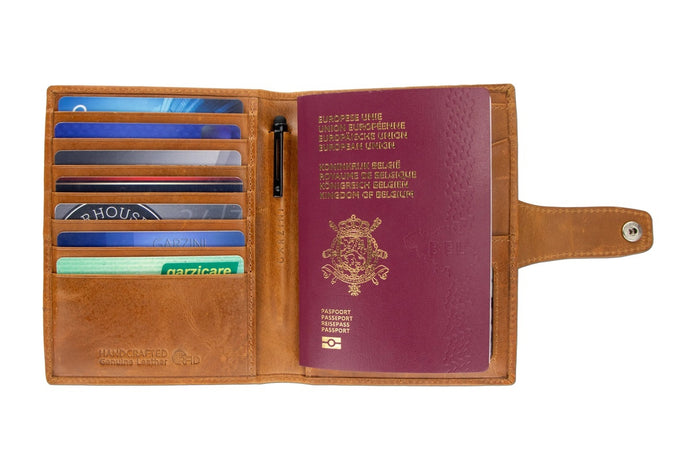 The GARZINI RFID-blocking leather passport holder in cognac features an integrated AirTag compartment, combining secure travel storage with smart tracking.