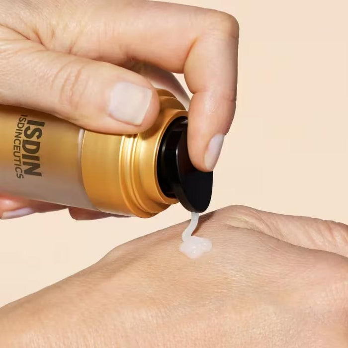 ISDIN Isdinceutics Melaclear Advanced serum dispensing onto hand