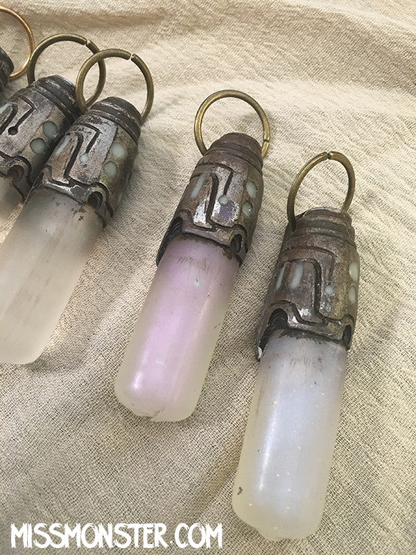 WASTELAND GLOW FOB PENDANT