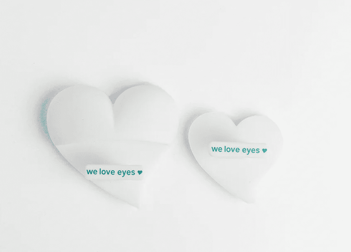 WE LOVE EYES Mini Eyelid Scrub Mitt
